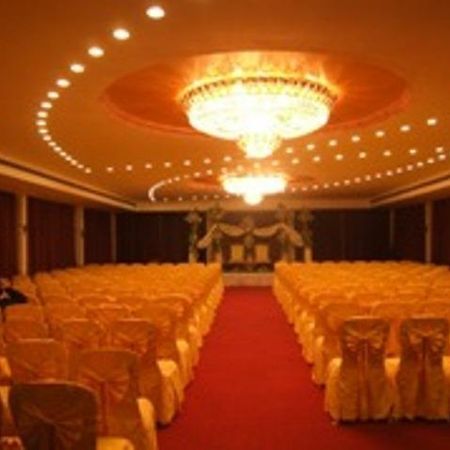 The Shelton Grand Hotel Bangalore Exterior foto