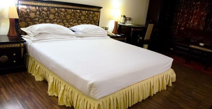 The Shelton Grand Hotel Bangalore Exterior foto