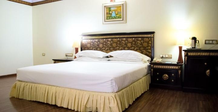 The Shelton Grand Hotel Bangalore Exterior foto