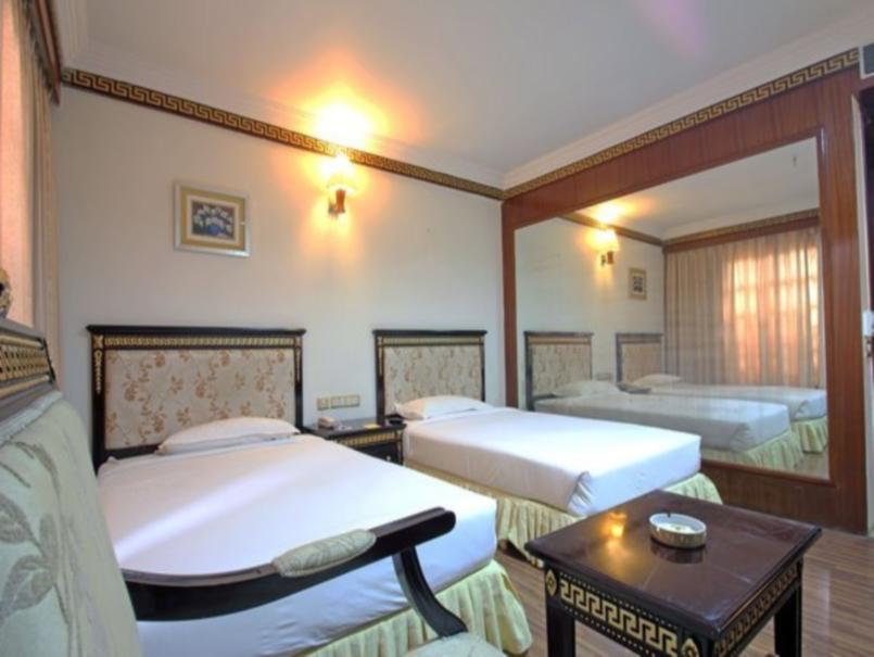 The Shelton Grand Hotel Bangalore Exterior foto