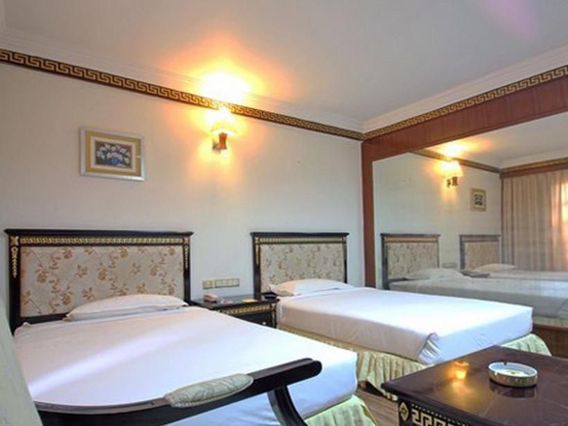 The Shelton Grand Hotel Bangalore Exterior foto