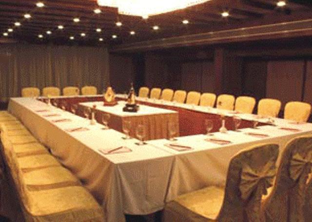 The Shelton Grand Hotel Bangalore Exterior foto